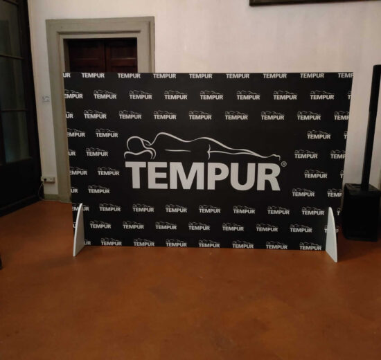 Realizzazione di un backdrop personalizzato con stampa su pannello sandwich per allestimento evento a Firenze